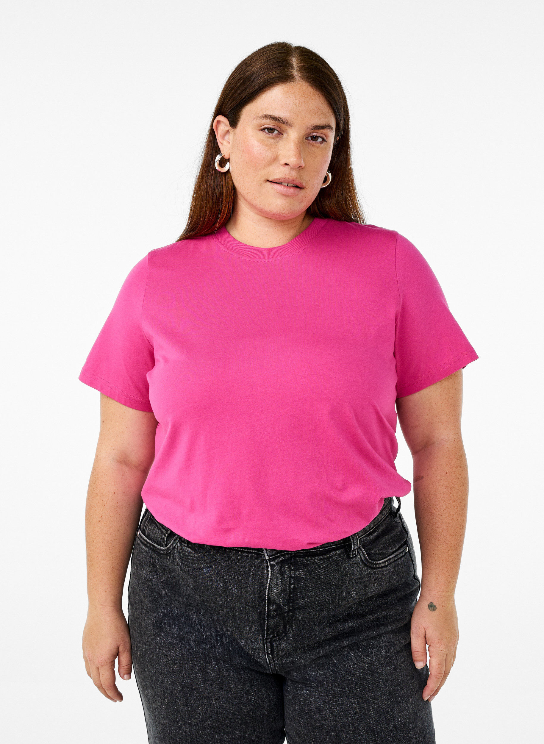 Basic-T-Shirt aus Baumwolle mit Rundhalsausschnitt, Rot, Model