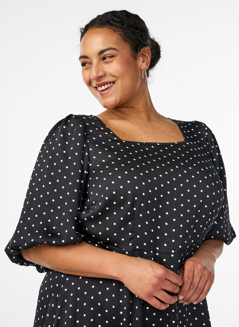 Gepunktetes Midikleid mit eckigem Ausschnitt, Schwarz, Model image number 2