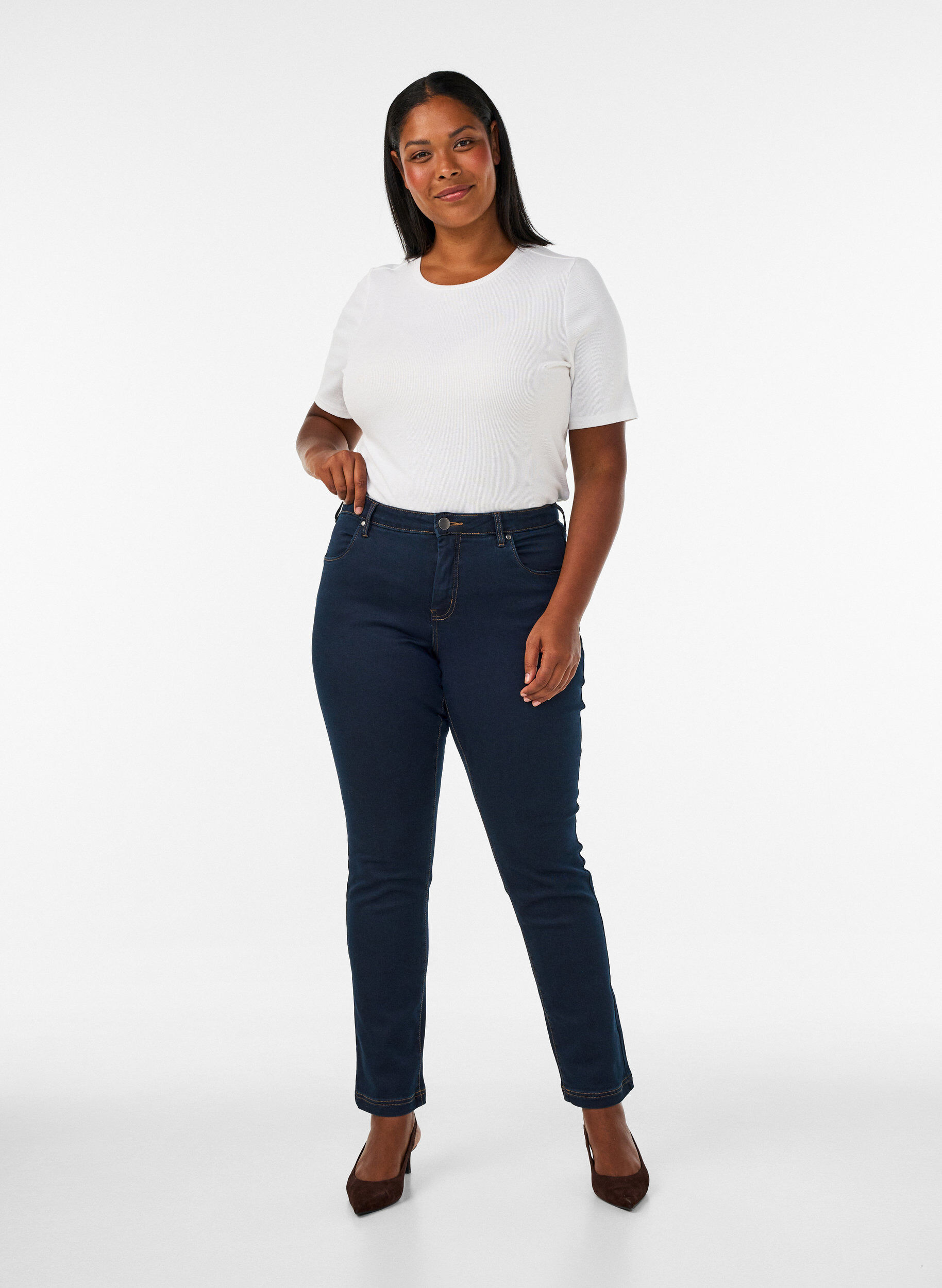 Slim Fit Emily Jeans mit normaler Taillenh&ouml;he, Blau, Model