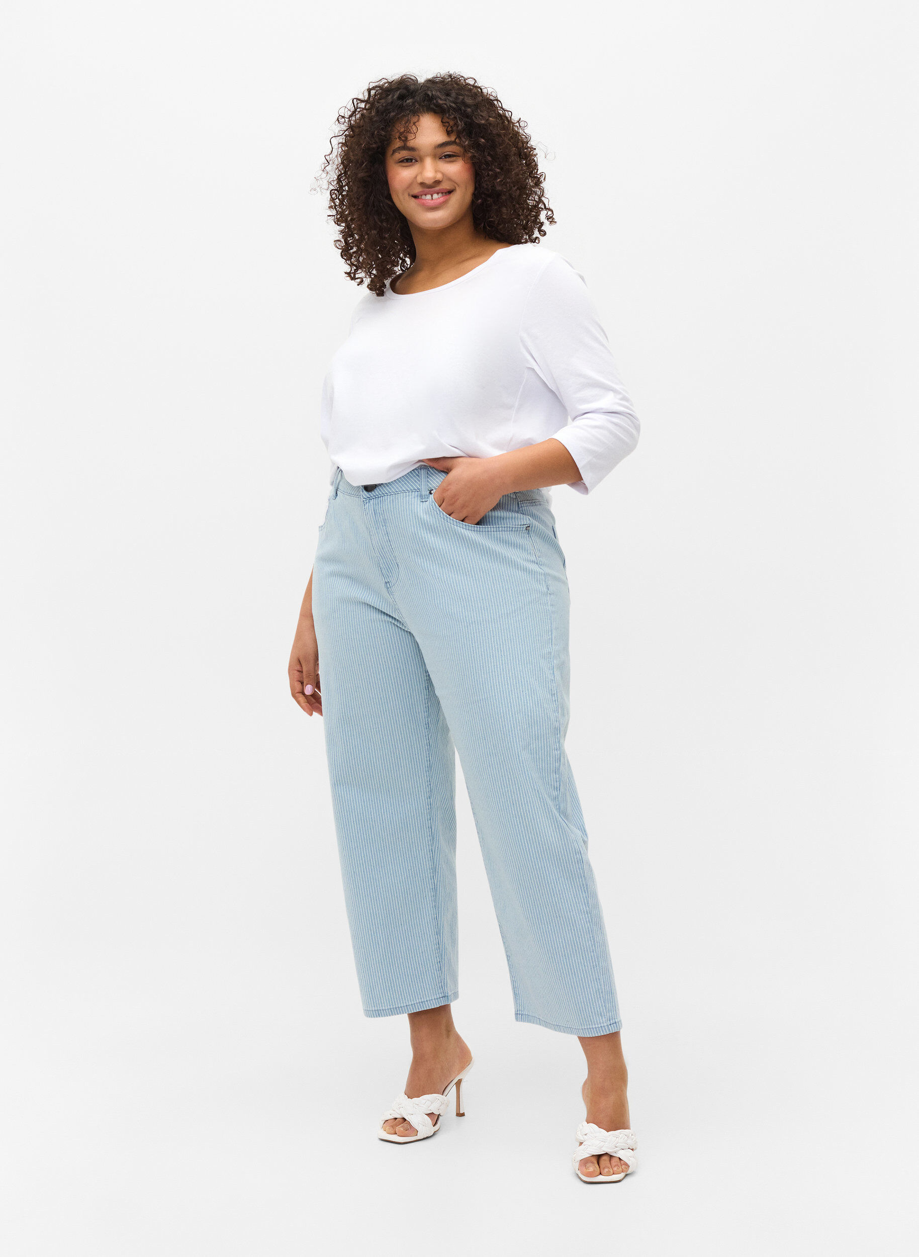ZizziStraight Jeans mit Kn&ouml;chell&auml;nge, Light Blue Stripe, Model image number 4
