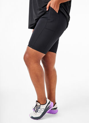 Eng anliegende kurze Hosen mit hohem Bund und Taschen, Black, Model image number 0