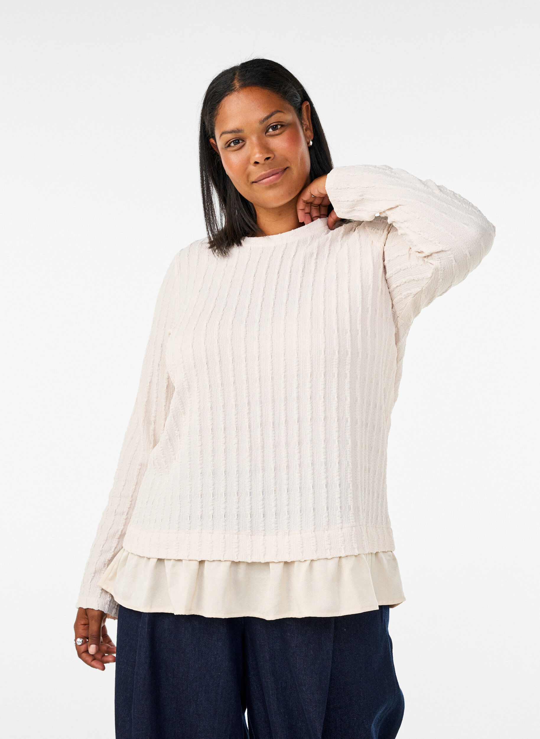 Strukturierte Bluse mit R&uuml;schensaum, Vanille, Model
