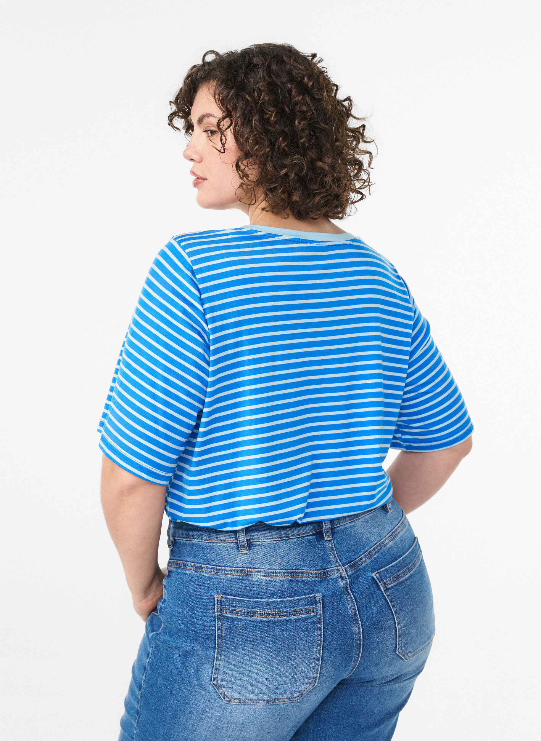 ZizziGestreiftes T-Shirt aus TENCEL&trade; Lyocell, Blau, Model image number 2