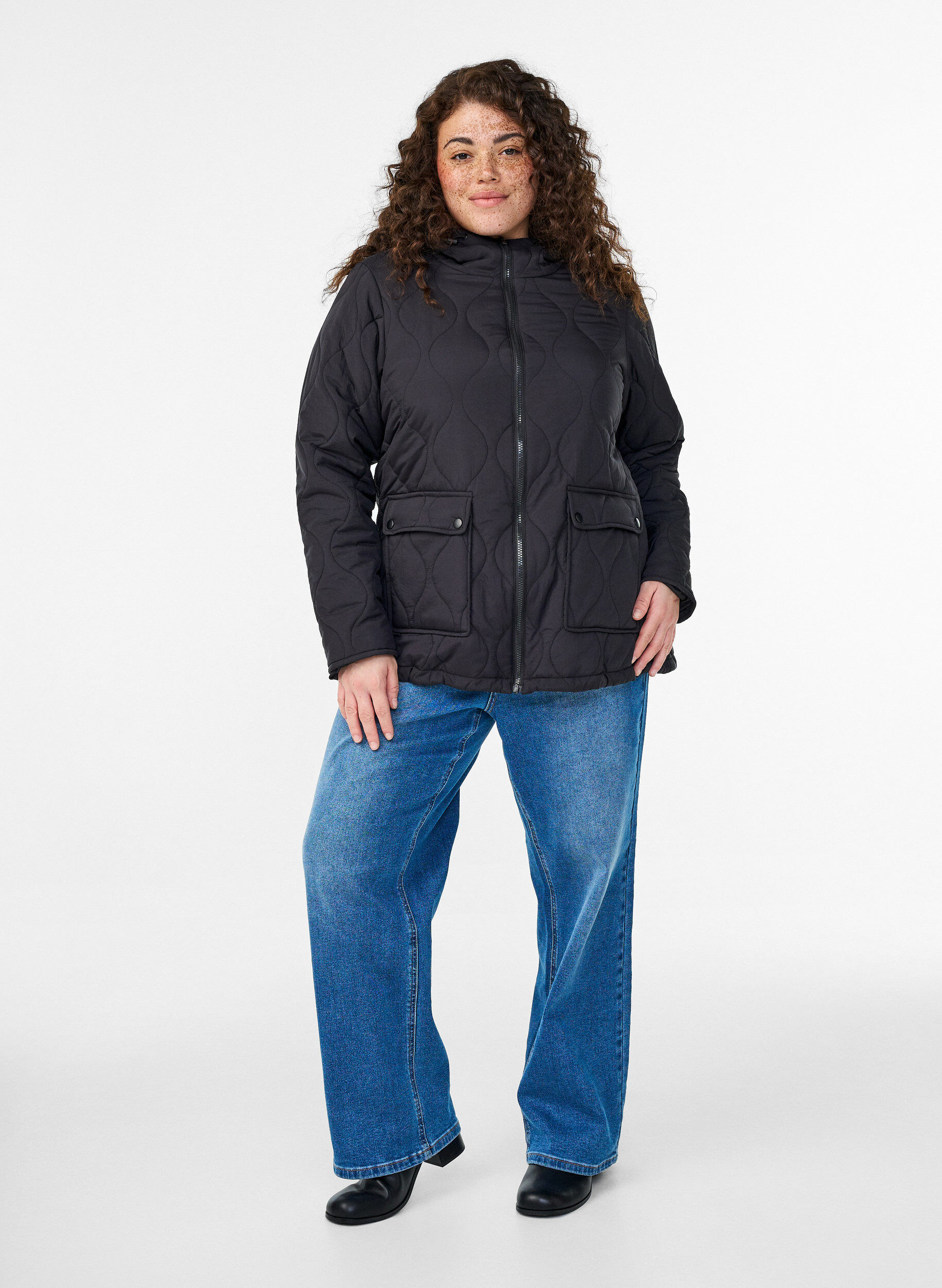 ZizziSteppjacke mit Kapuze und Taschen, Schwarz, Model image number 1