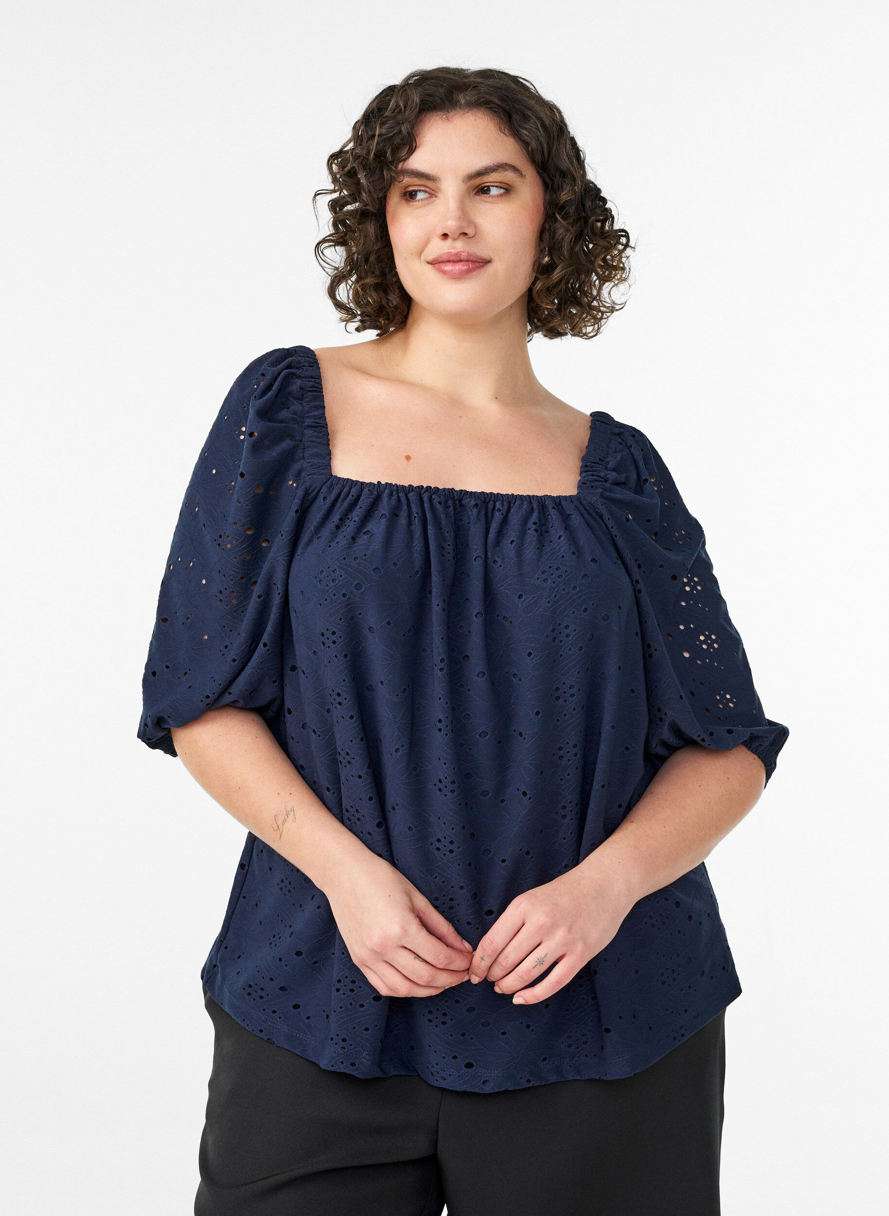 ZizziBluse mit kurzen Puff&auml;rmeln und Lochmuster, Blau, Model image number 0