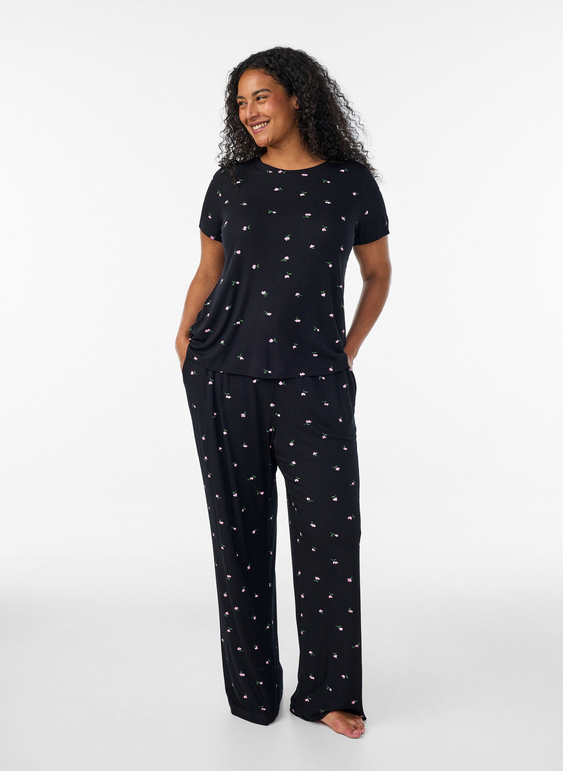 ZizziGebl&uuml;mtes Pyjamaoberteil mit Rippstruktur, Schwarz, Model image number 1