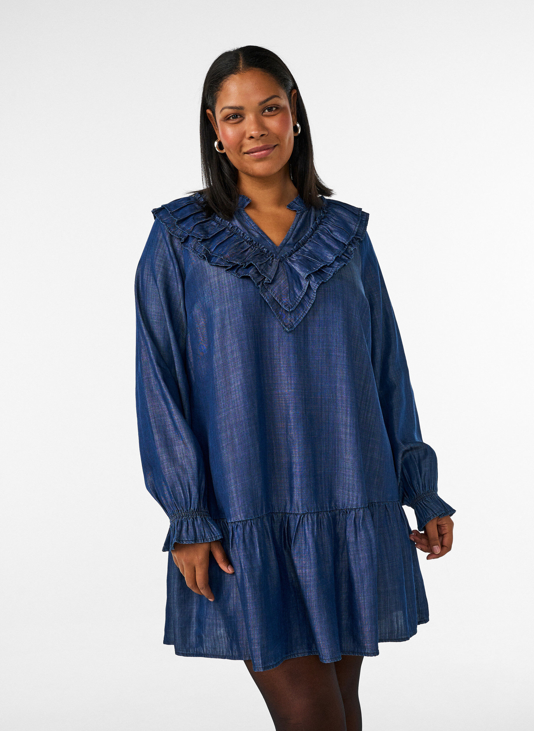 Kurzes Kleid im Denim-Look mit R&uuml;schen, Blau, Model