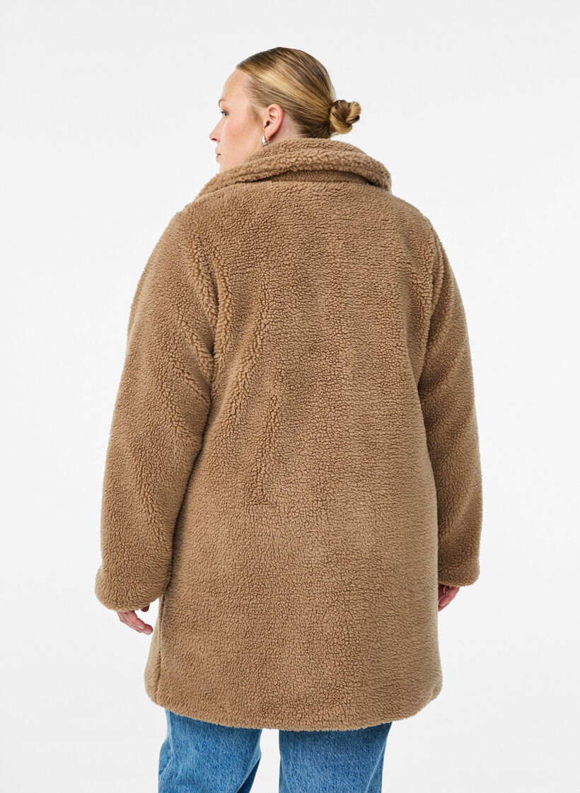 Weiche Teddyjacke mit Knöpfen und Kragen, Braun, Model