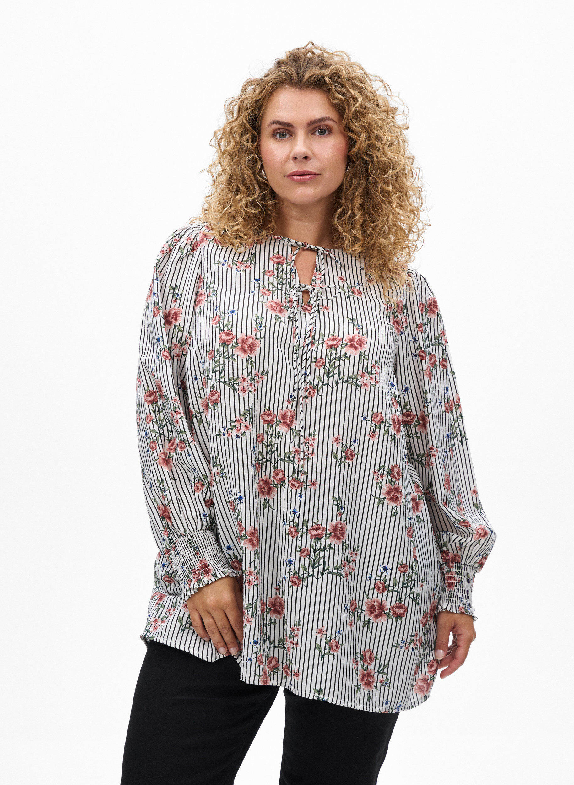 Bluse mit gebl&uuml;mtem Print und Bindedetail, Schwarz, Model