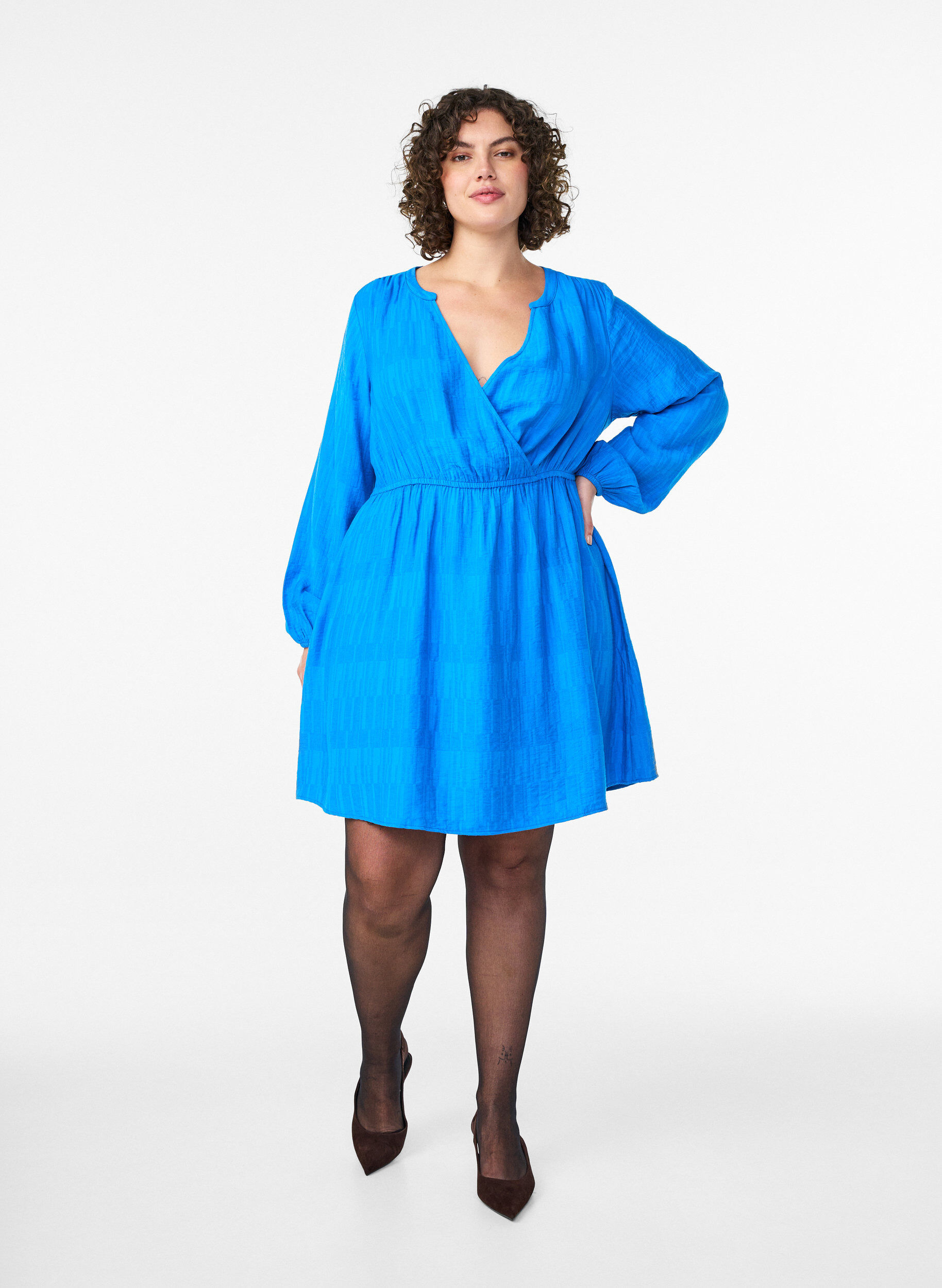 ZizziKurzes strukturiertes Kleid in Wickeloptik, Blau, Model image number 1