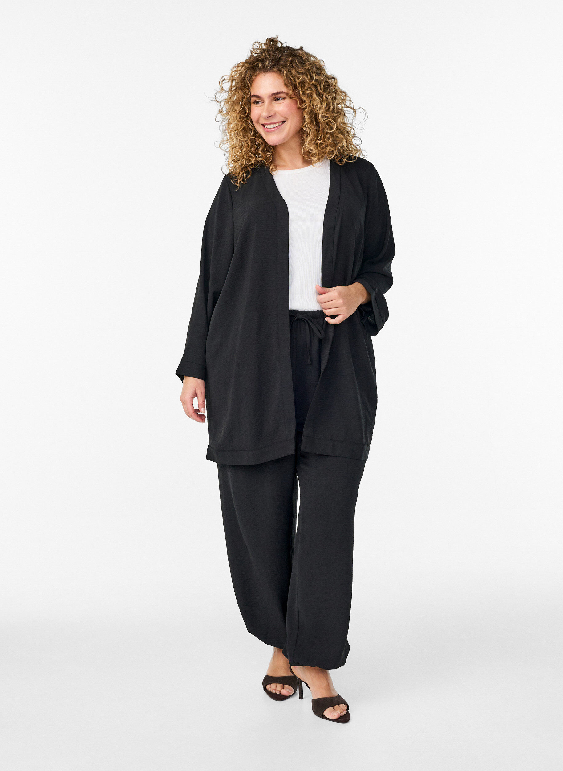 Hoch taillierte Ballonhose, Schwarz, Model