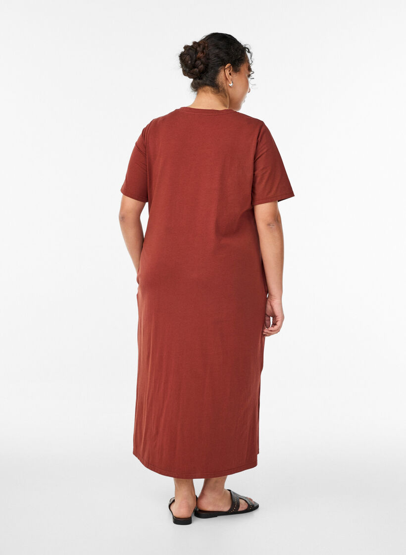 Midi-T-Shirtkleid mit V-Ausschnitt, Rot, Model image number 1