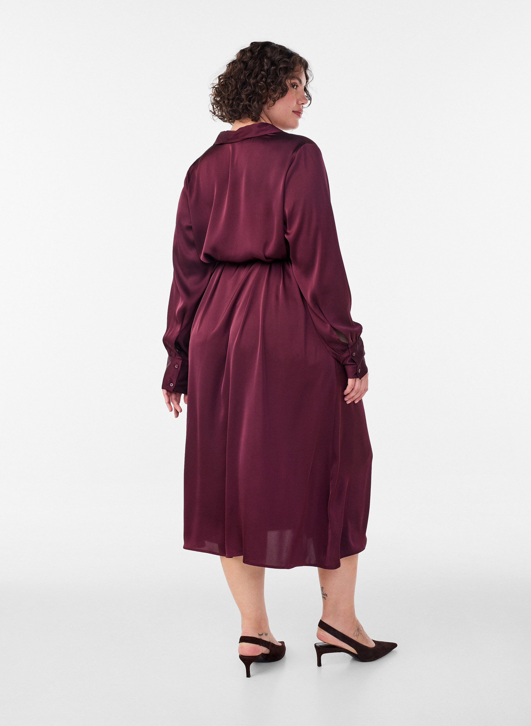 ZizziHemdblusenkleid aus Satin mit einem Bindeg&uuml;rtel, Rot, Model image number 2