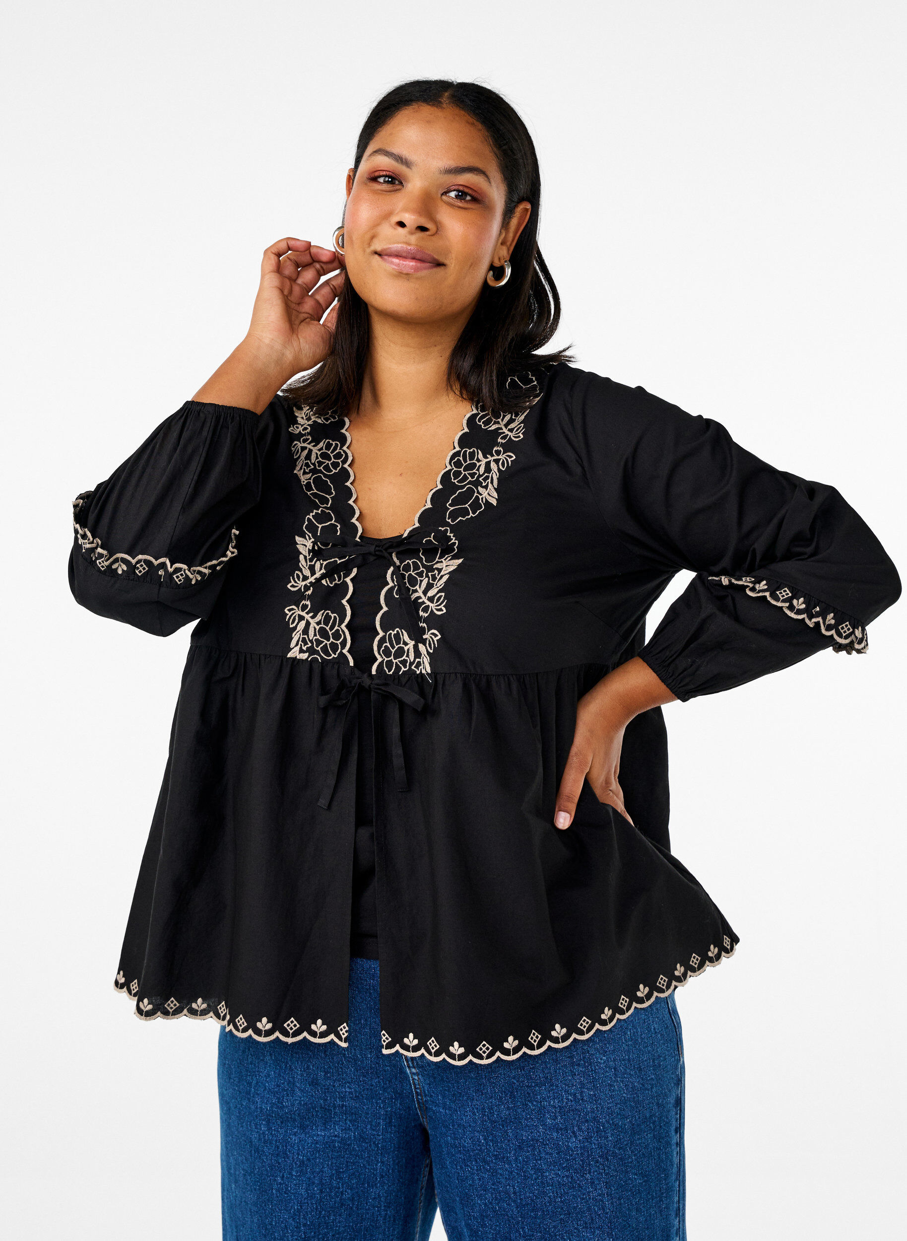 Bluse mit offener Vorderseite und aufwendigen Stickereien, Schwarz, Model