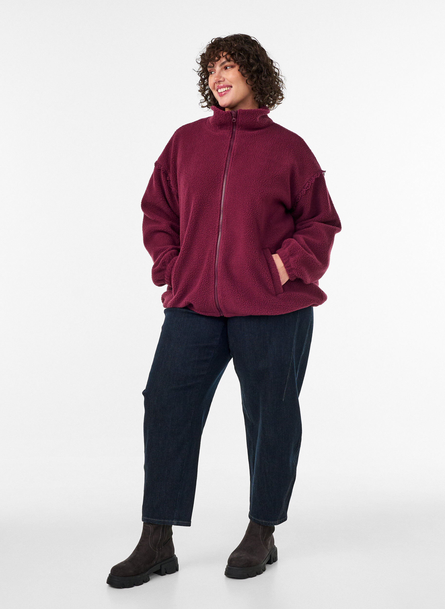 ZizziTeddyjacke mit Details aus Lochstickerei und hohem Kragen, Rot, Model image number 1
