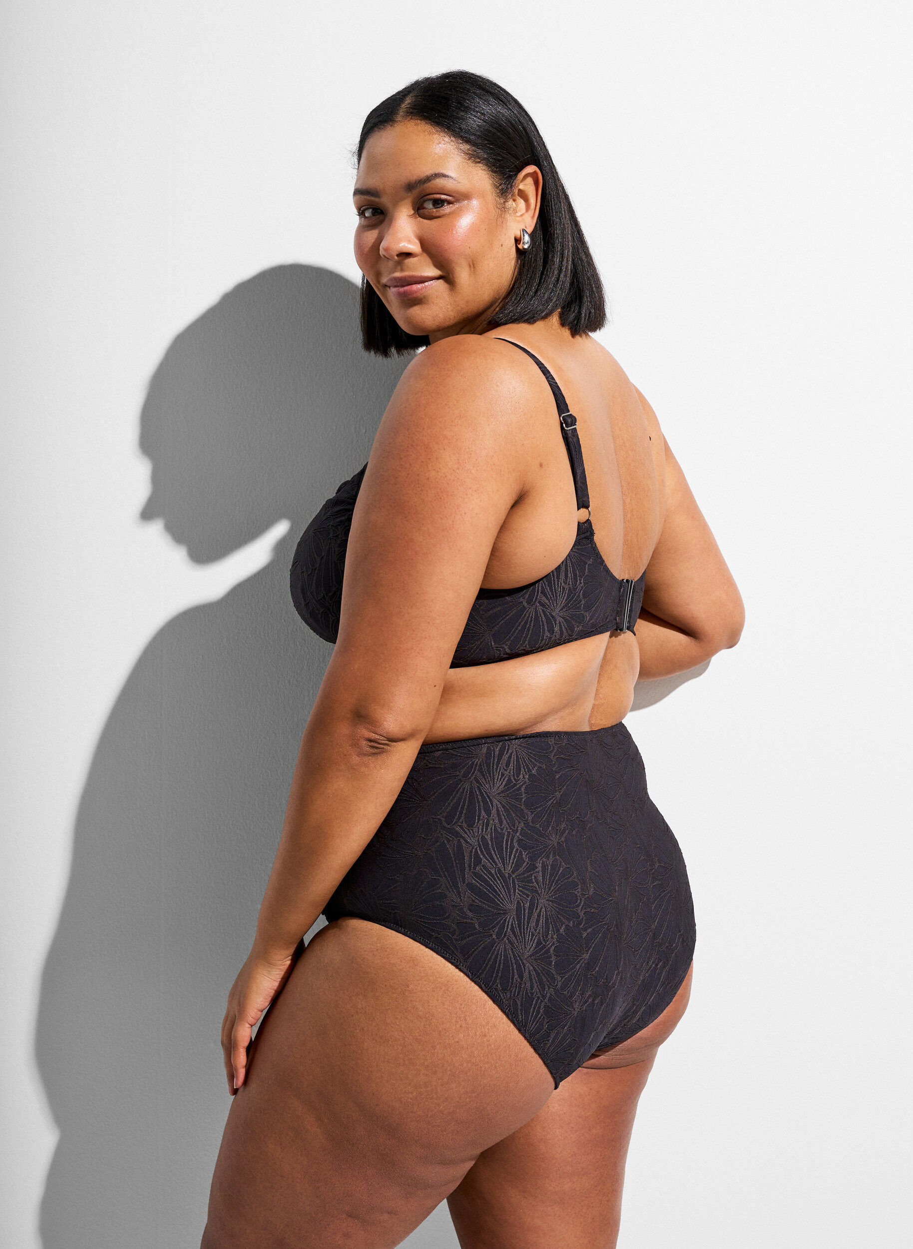 ZizziHoch taillierte Bikinihose mit Strukturmuster, Grau, Model image number 1