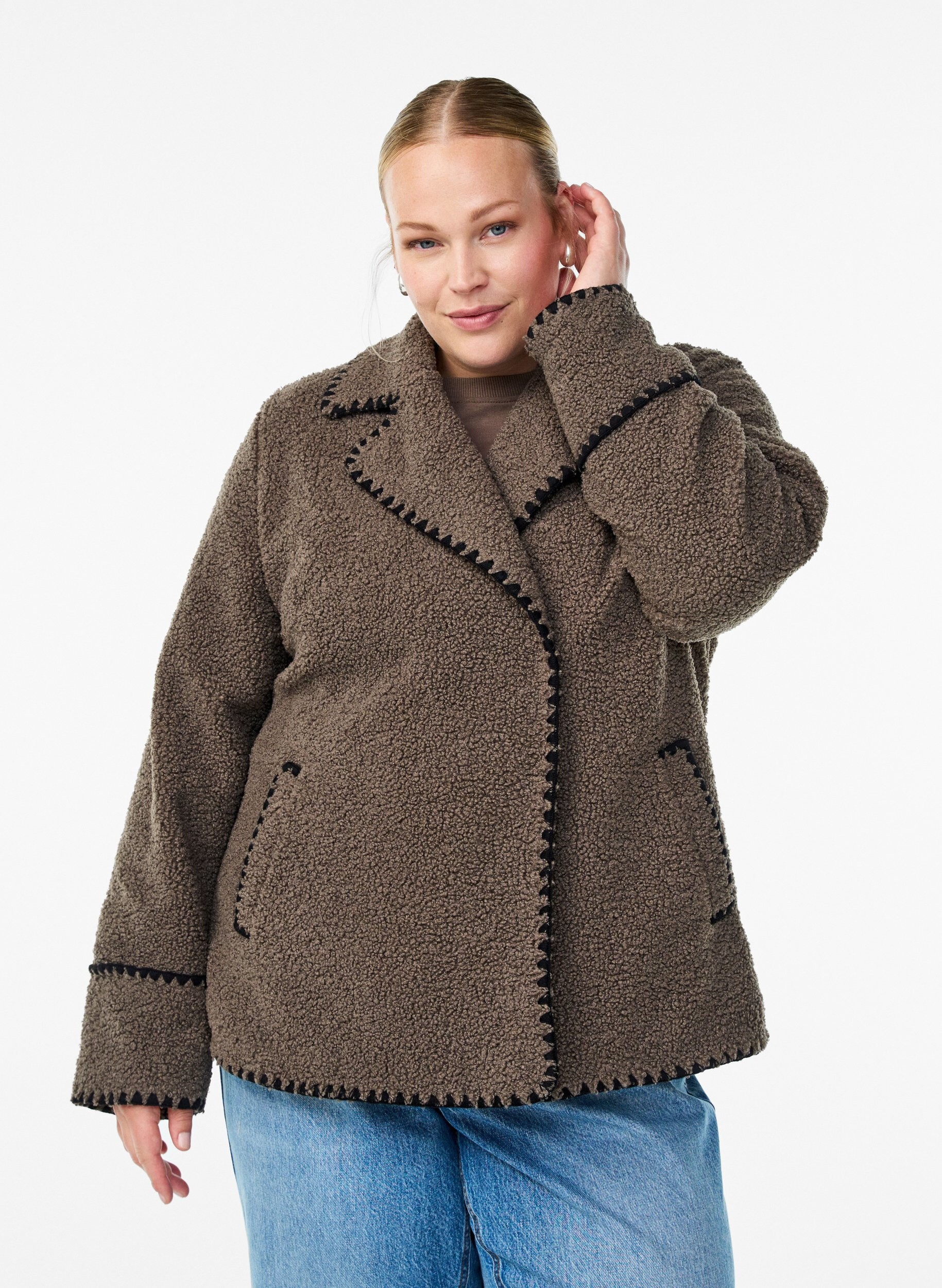 Teddyjacke mit Kontrastdetails, Braun, Model