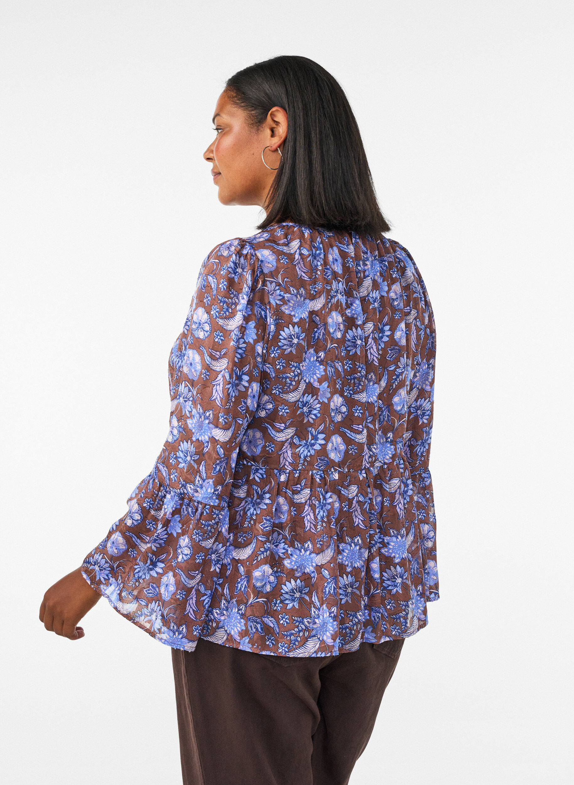 ZizziGebl&uuml;mte Bluse mit R&uuml;schen&auml;rmeln, Braun, Model image number 2