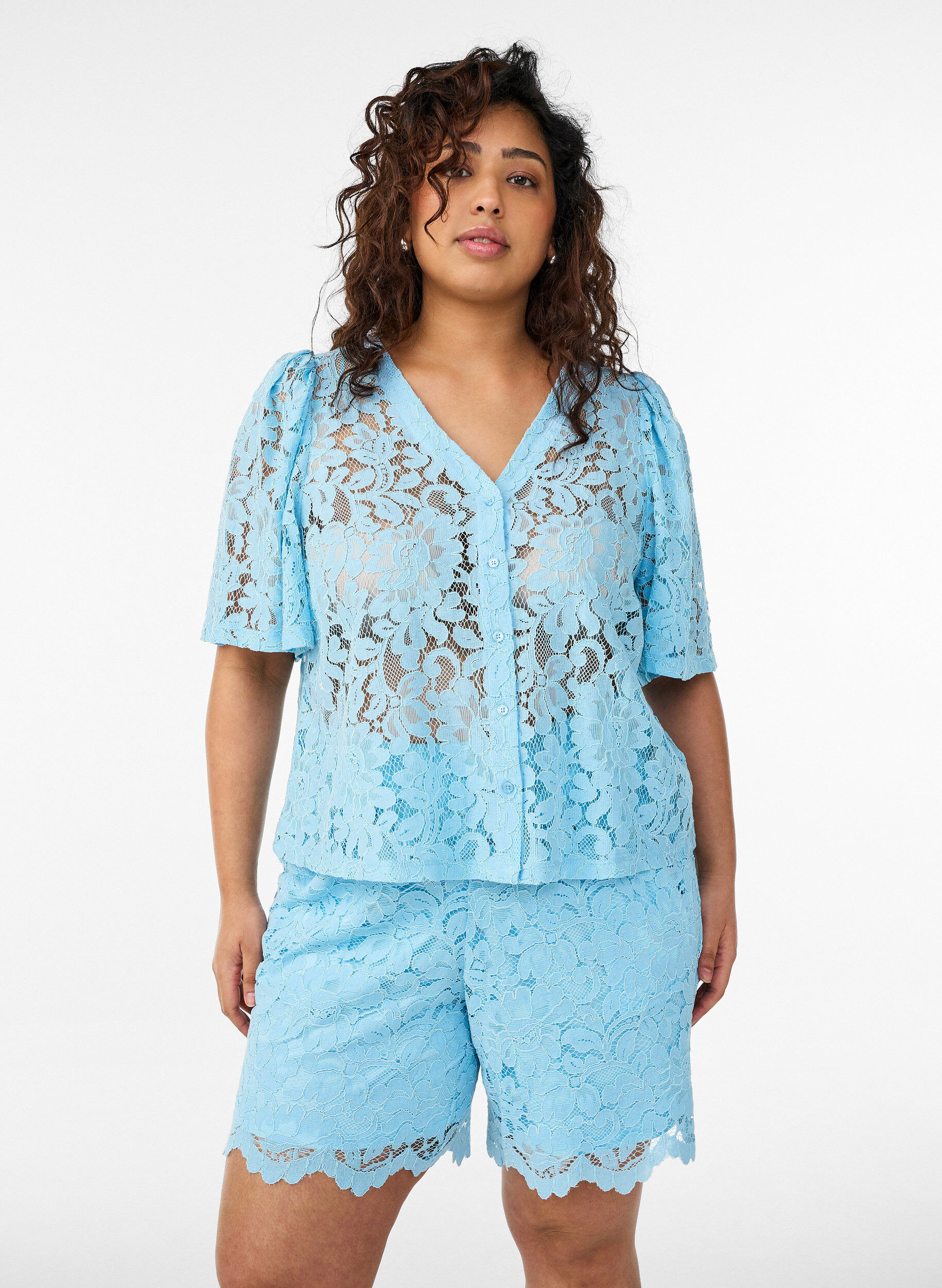 ZizziShorts aus Spitze mit hoher Taille und Taschen, Blau, Model image number 0