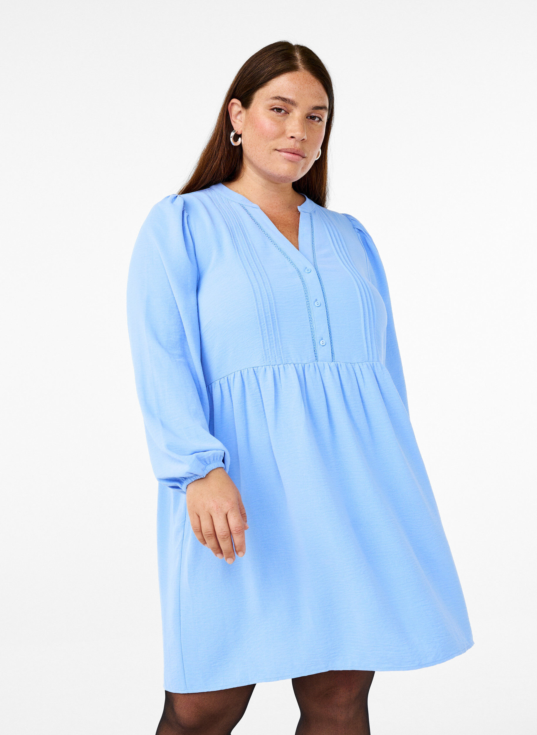 FLASH - Kurzes Kleid mit Falten und langen &Auml;rmeln, Blau, Model