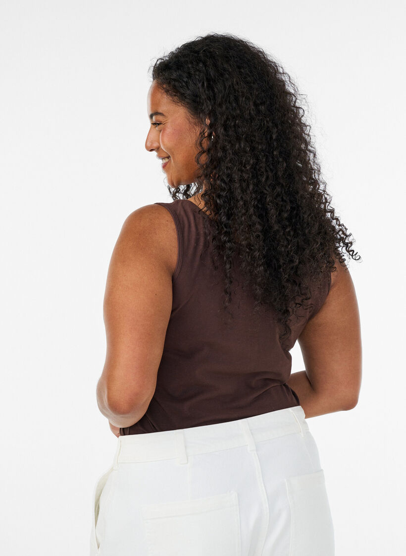 Einfarbiges Basic Top aus Baumwolle, Braun, Model image number 2