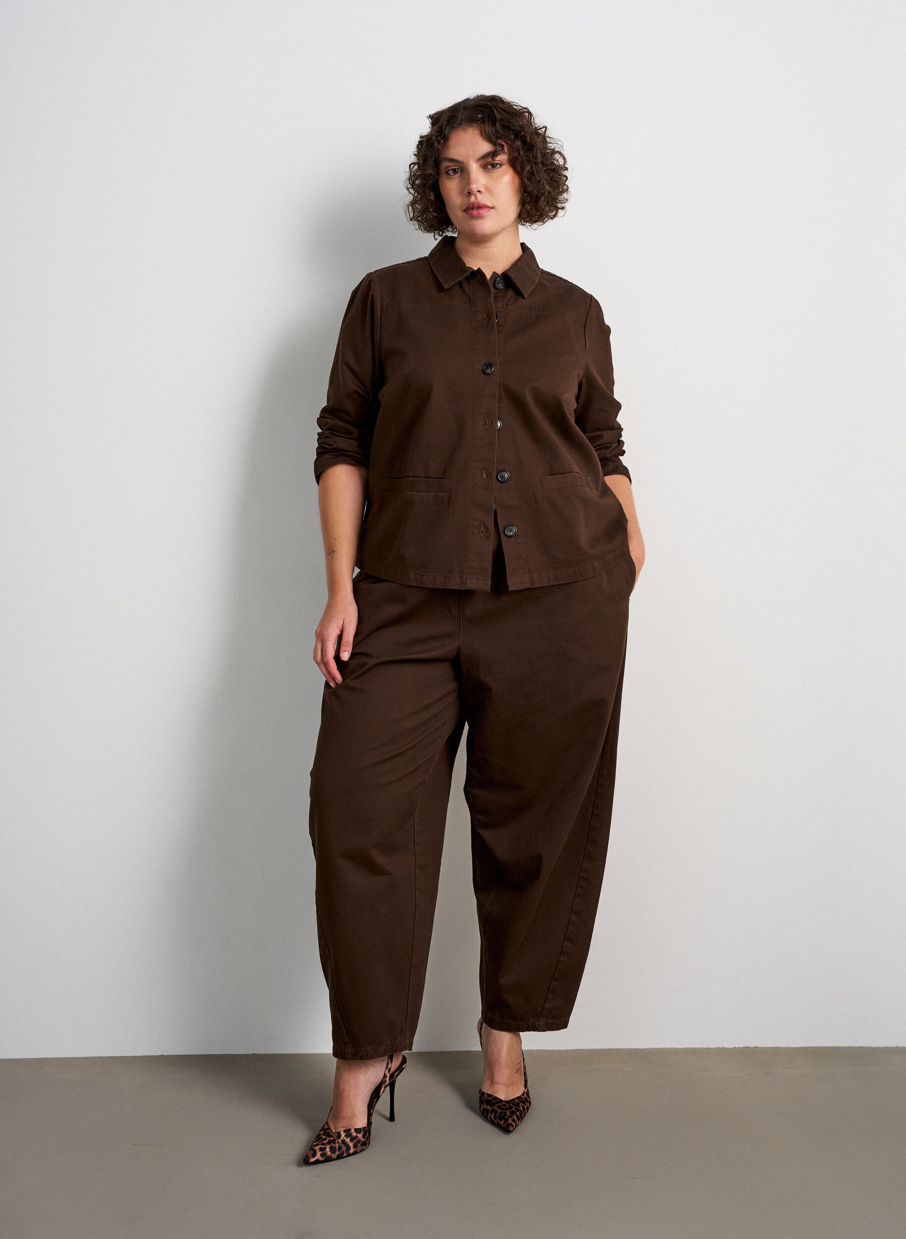 Barrel-Jeans mit hoher Taille und elastischem Bund, Braun, Model