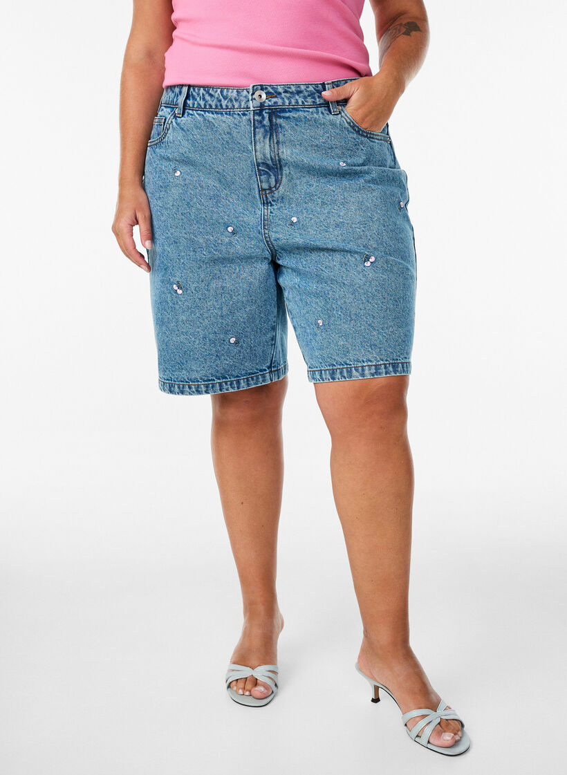 Hoch taillierte Denimshorts mit bestickten Motiven, Blau, Model image number 3