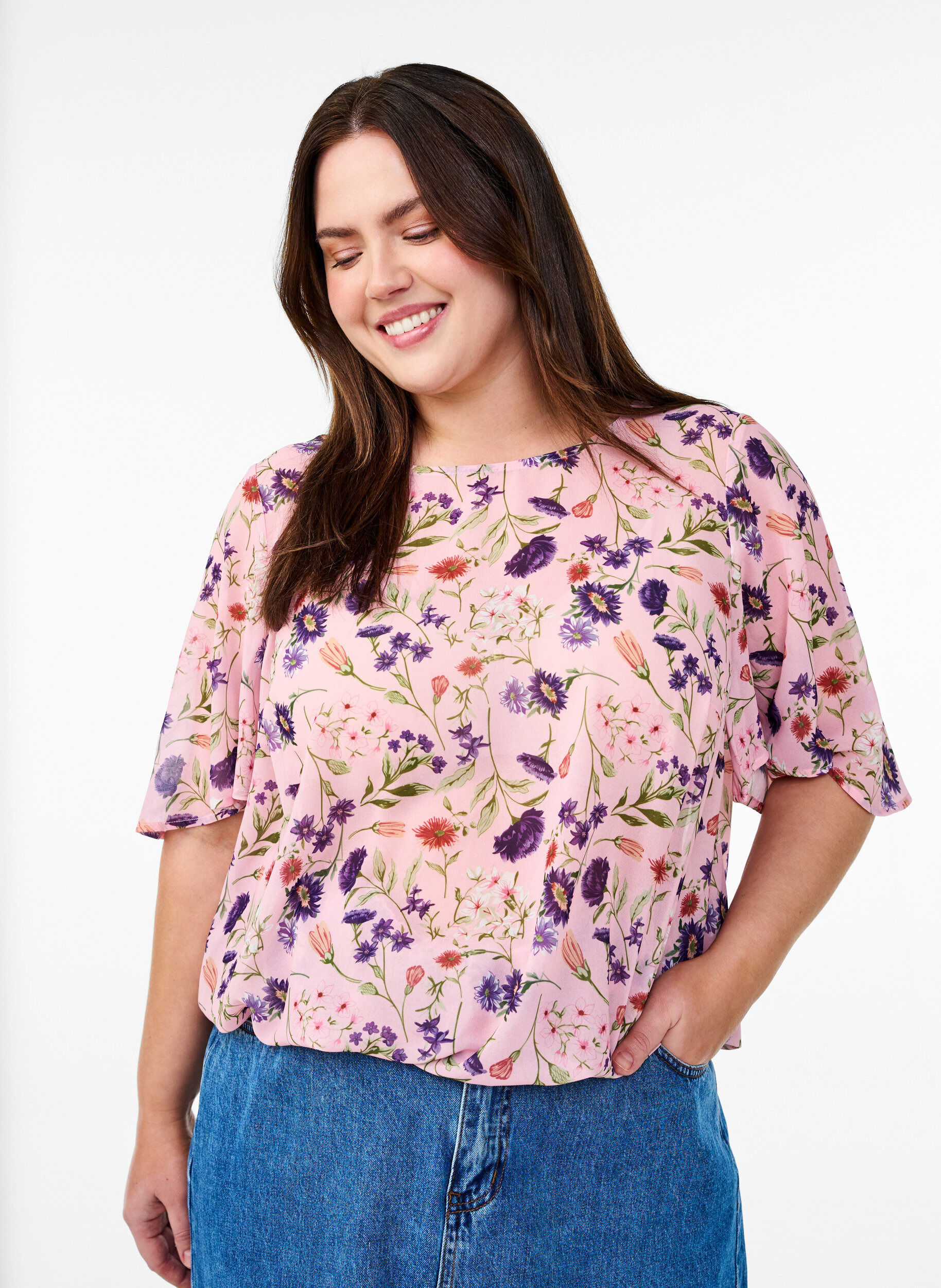 ZizziGebl&uuml;mte Bluse mit kurzen &Auml;rmeln und Smok-Details, Rot, Model image number 0