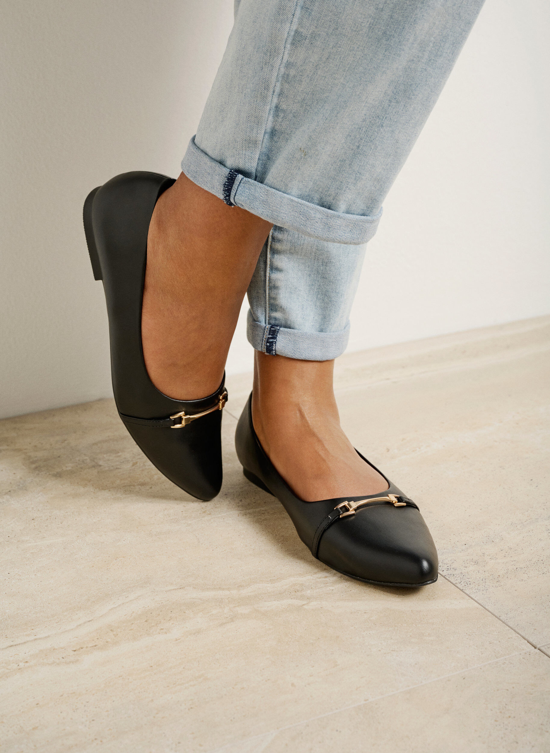 ZizziWeit geschnittene Ballerinas mit goldener Schnalle, Black, Image image number 0