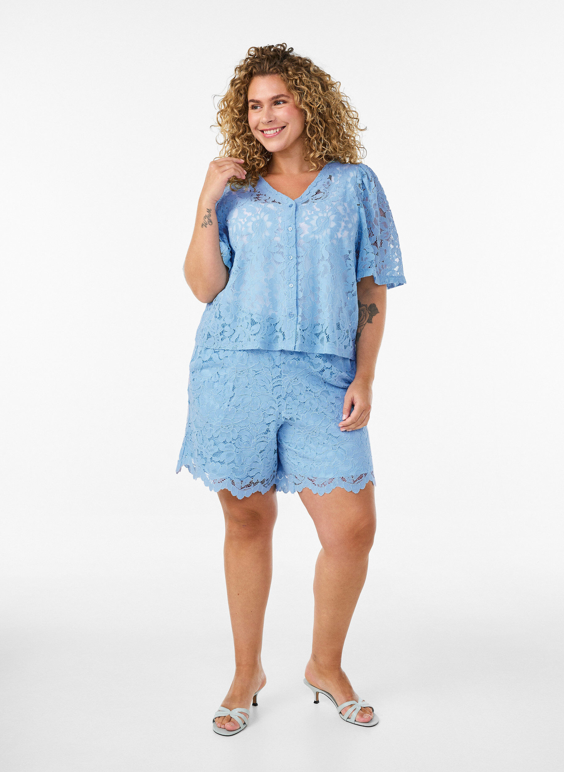 ZizziKurz&auml;rmelige Spitzenbluse mit V-Ausschnitt, Blau, Model image number 1