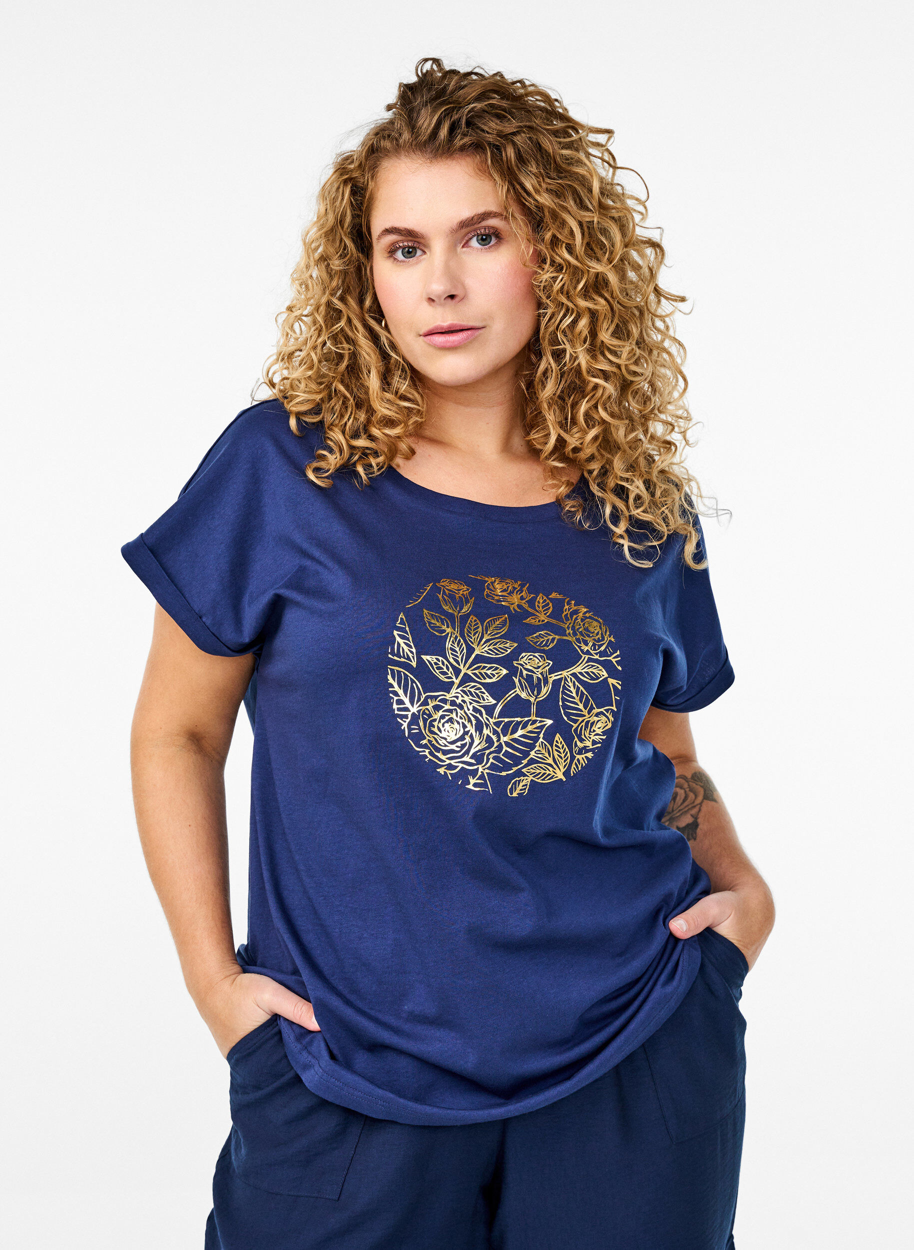 ZizziT-Shirt mit goldfarbenem Blumendruck, Naval A. Gold Rose, Model image number 0
