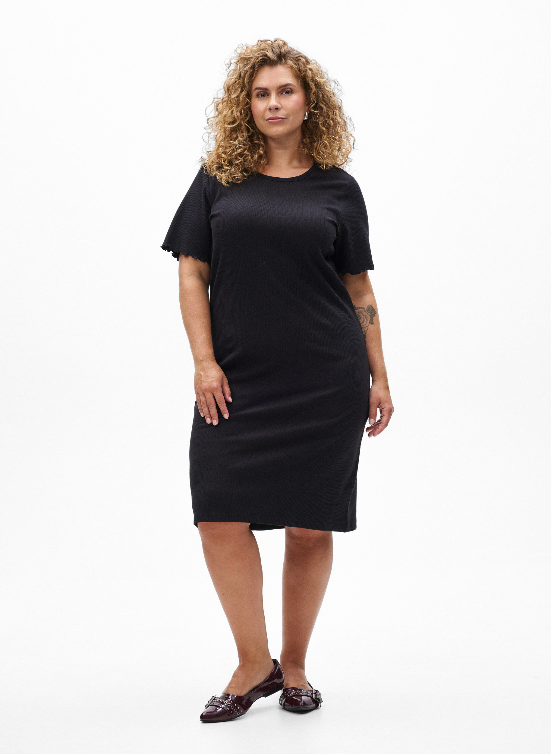 ZizziT-Shirtkleid aus geripptem Jersey in Kniel&auml;nge, Schwarz, Model image number 1