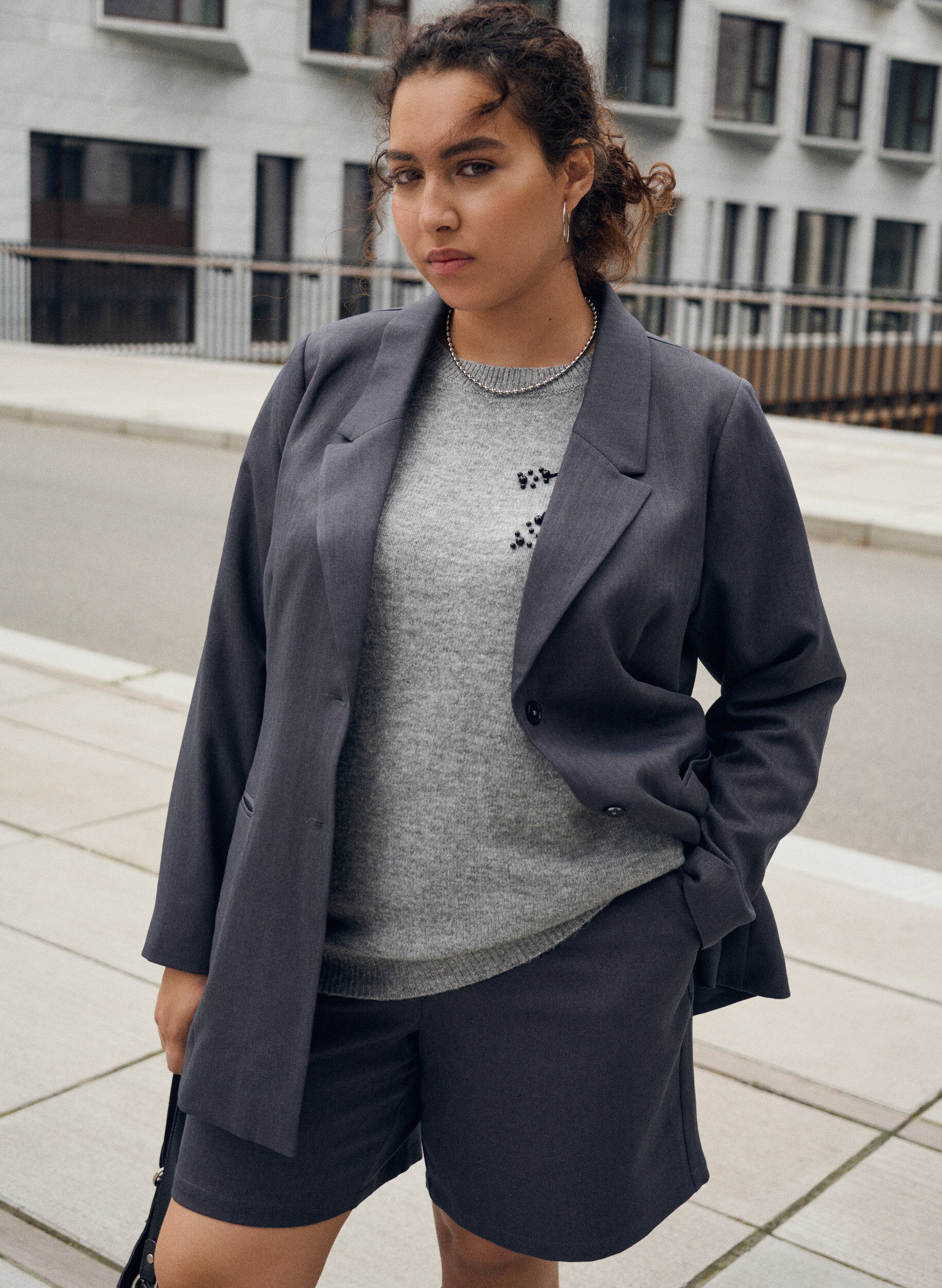 ZizziPullover mit Perlenstickerei, Grau, Image image number 0