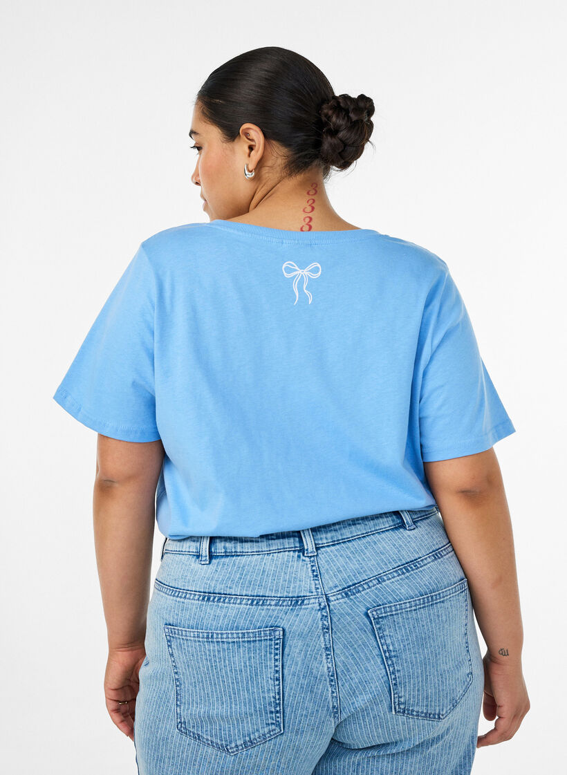 T-Shirt aus Baumwolle mit V-Ausschnitt und Frontprint, Blau, Model image number 2