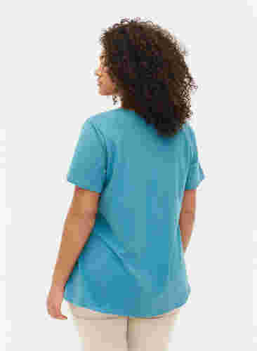 Einfarbiges basic T-Shirt aus Baumwolle, Brittany Blue, Model image number 1