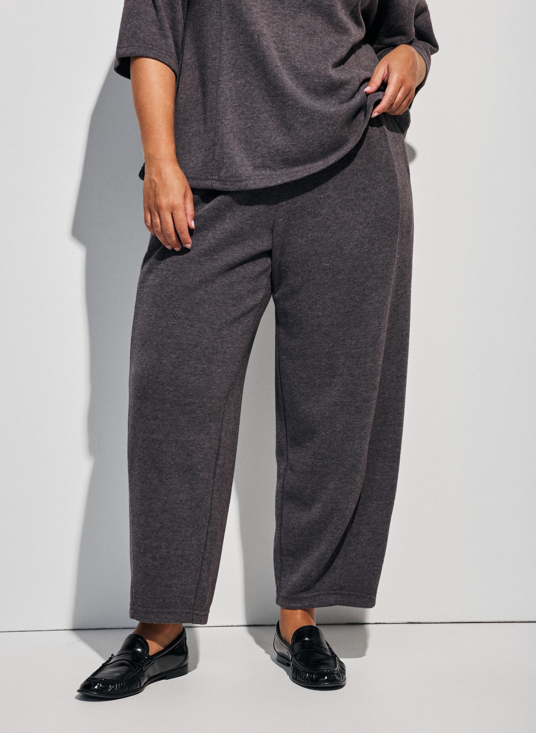 ZizziHose aus Jersey mit Barrel Fit und hoher Taille, Grau, Model image number 2
