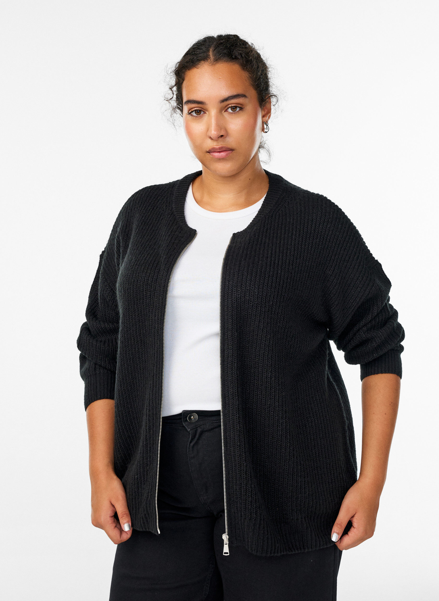 Strickjacke mit Rei&szlig;verschluss, Schwarz, Model