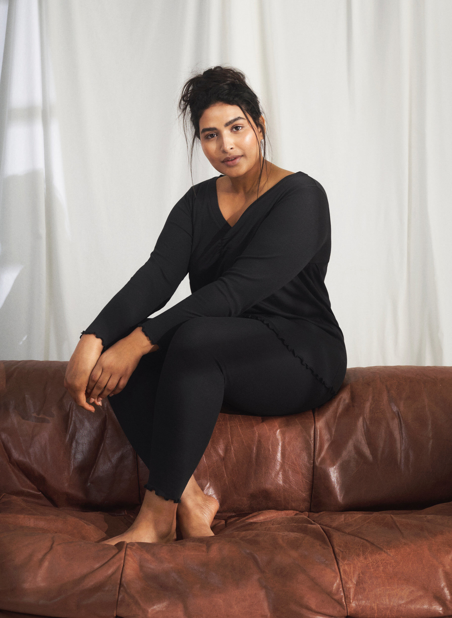 ZizziGerippte Bluse mit langen &Auml;rmeln und V-Ausschnitt, Black, Image image number 0