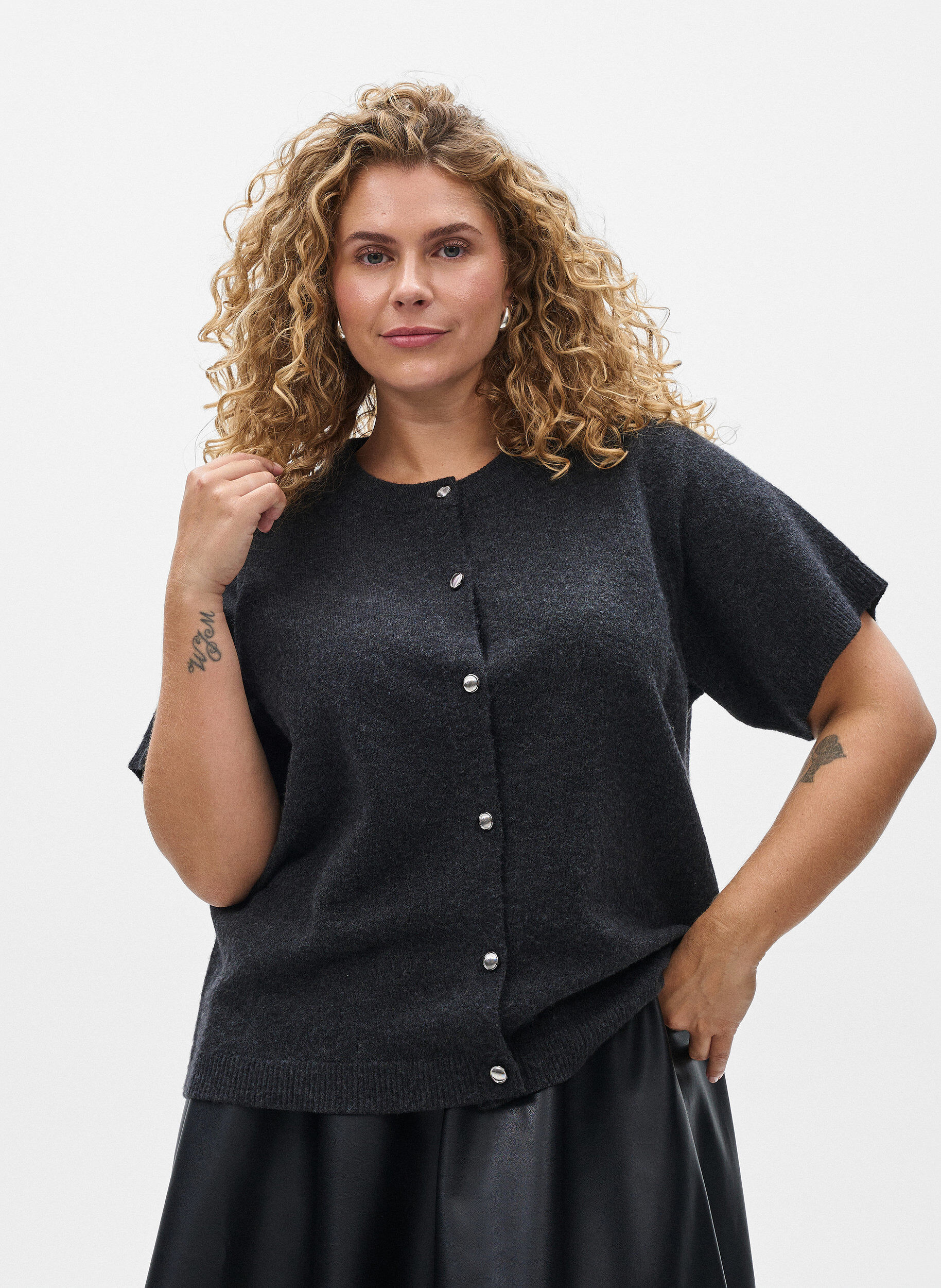 ZizziStrickjacke mit kurzen &Auml;rmeln, Grau, Model image number 0