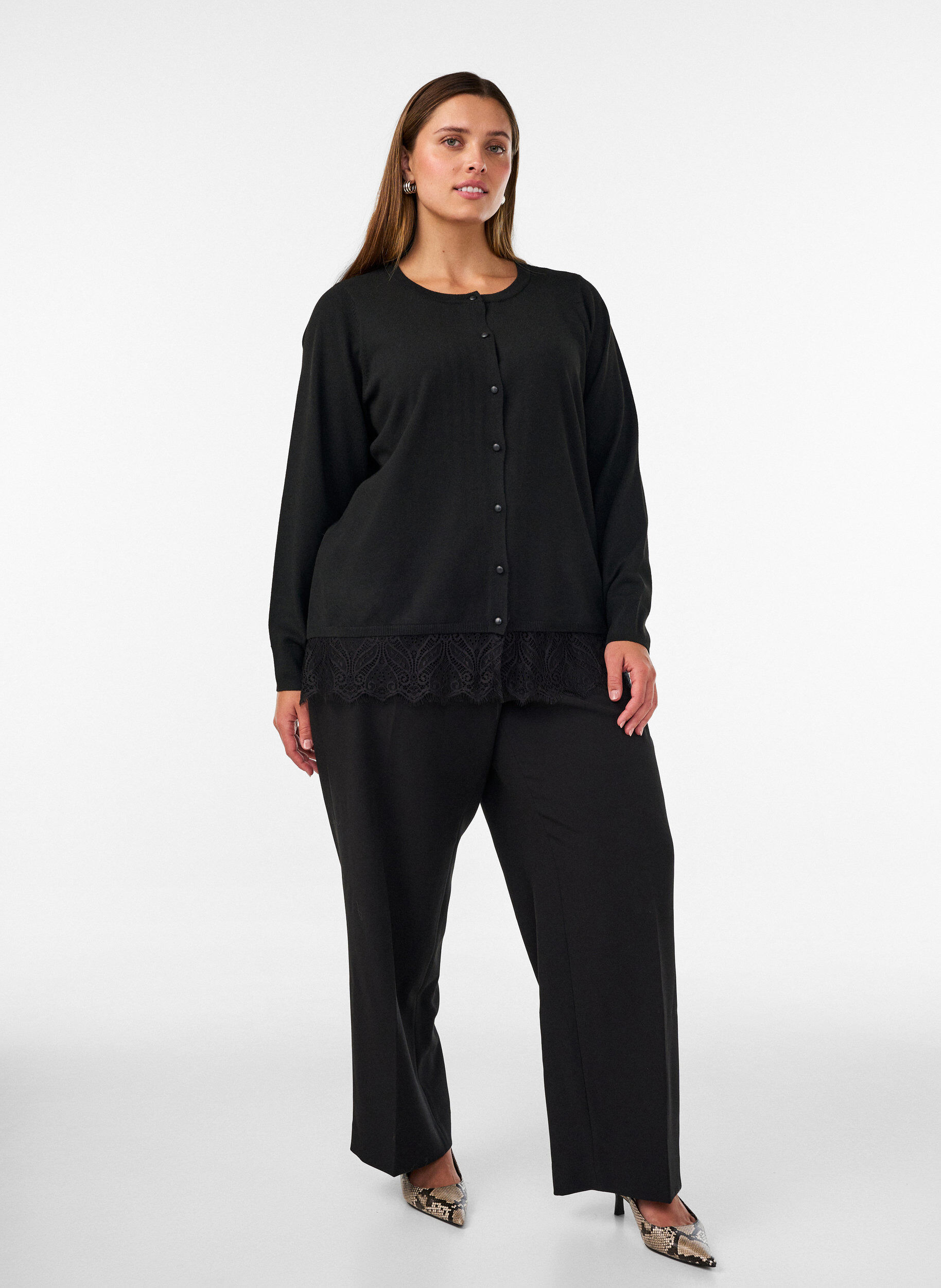 ZizziCardigan mit breitem Spitzensaum, Schwarz, Model image number 1
