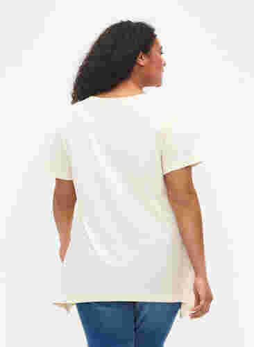 T-Shirt aus Baumwolle mit Textdruck, Buttercream HAPPY, Model image number 1