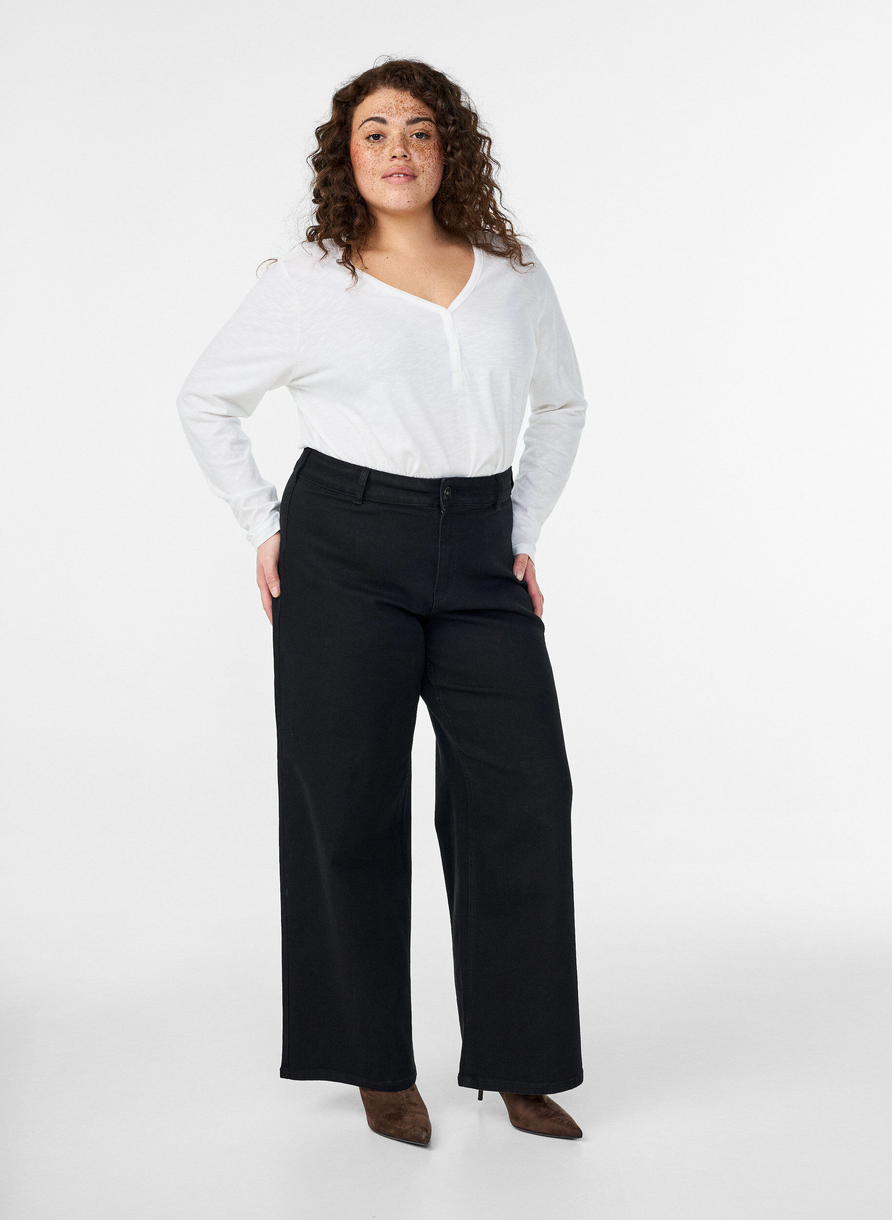 ZizziFLASH - Langarmshirt mit V-Ausschnitt und Kn&ouml;pfen, Wei&szlig;, Model image number 1