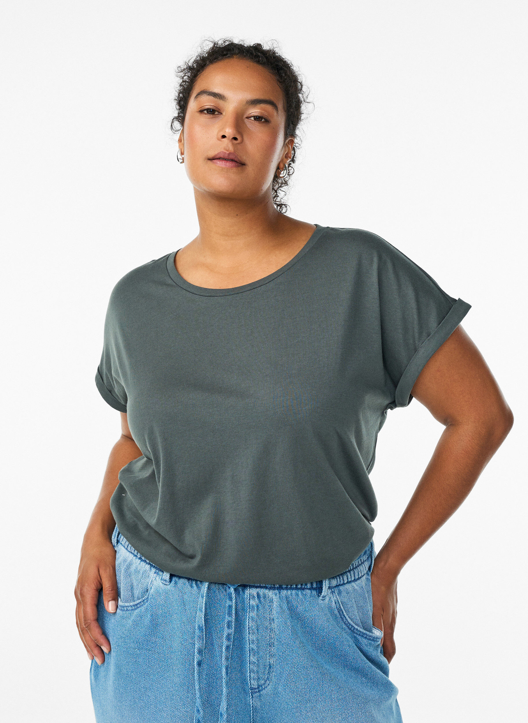 Kurz&auml;rmeliges T-Shirt aus einer Baumwollmischung, Gr&uuml;n, Model
