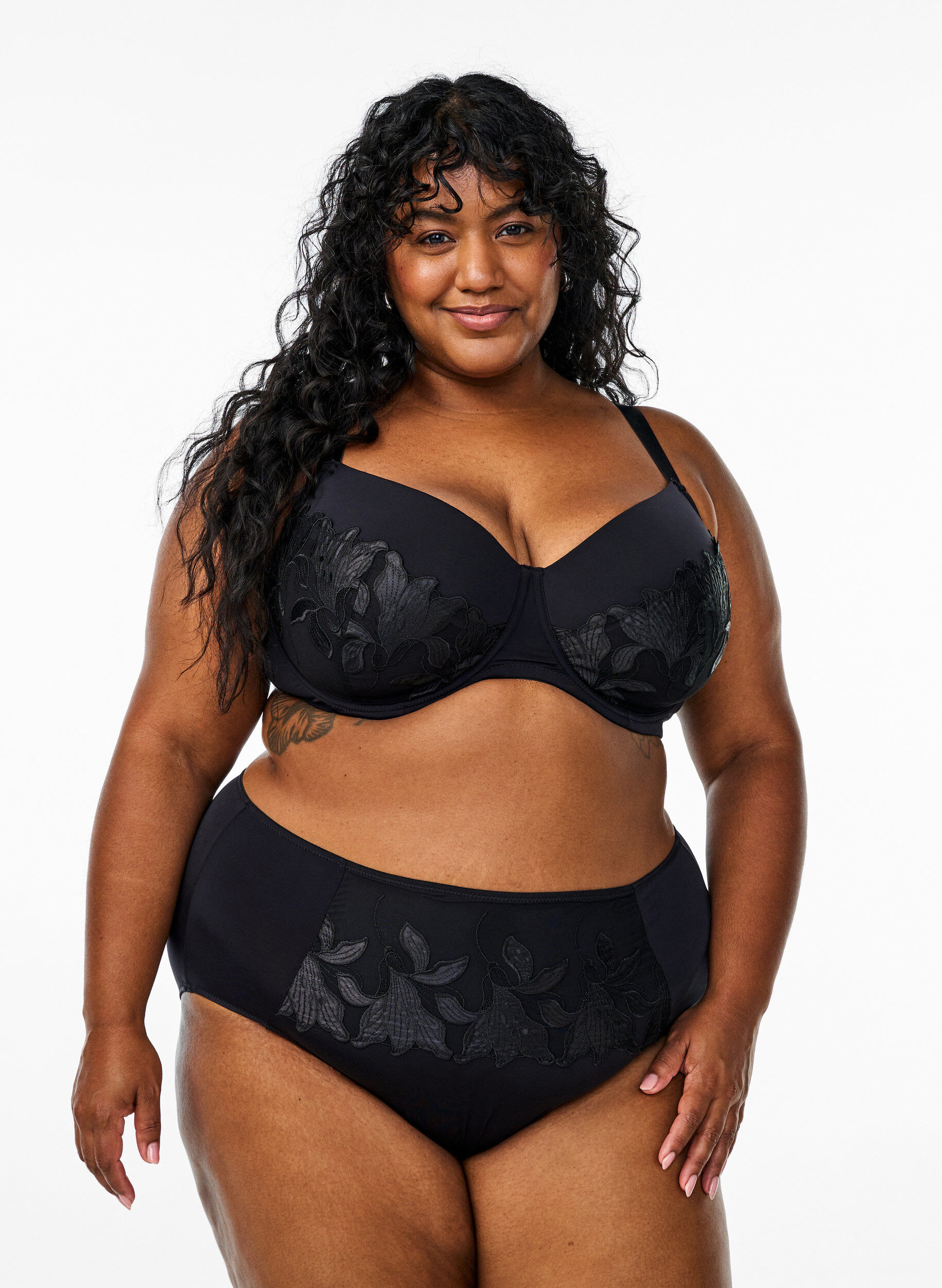 ZizziSlip aus Mikrofaser mit gebl&uuml;mter Stickerei, Schwarz, Model image number 0