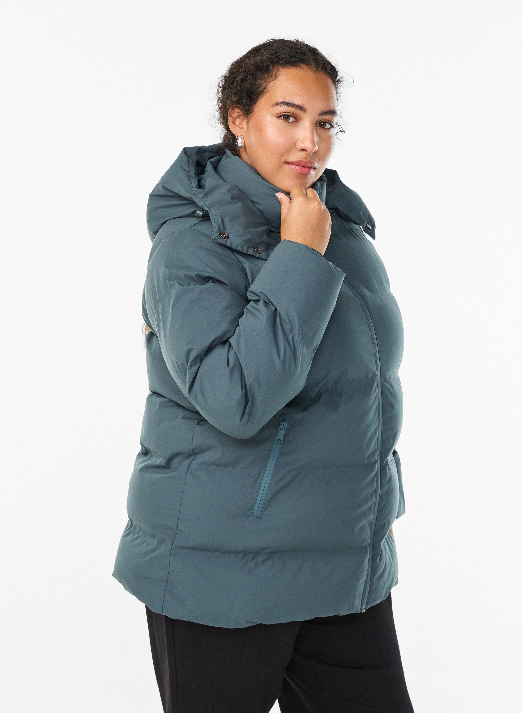Kurze Steppjacke mit abnehmbarer Kapuze, Gr&uuml;n, Model