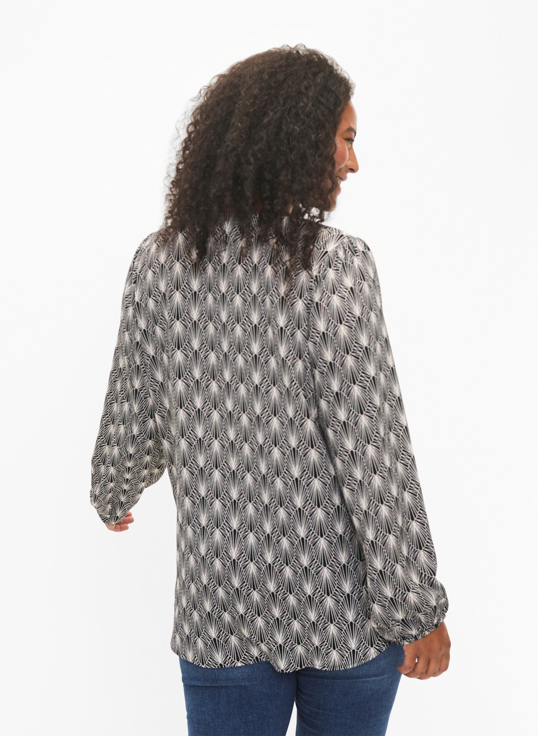 Zizzi Hemdbluse mit V-Ausschnitt und Aufdruck, Birch Graphic AOP, Model image number 1