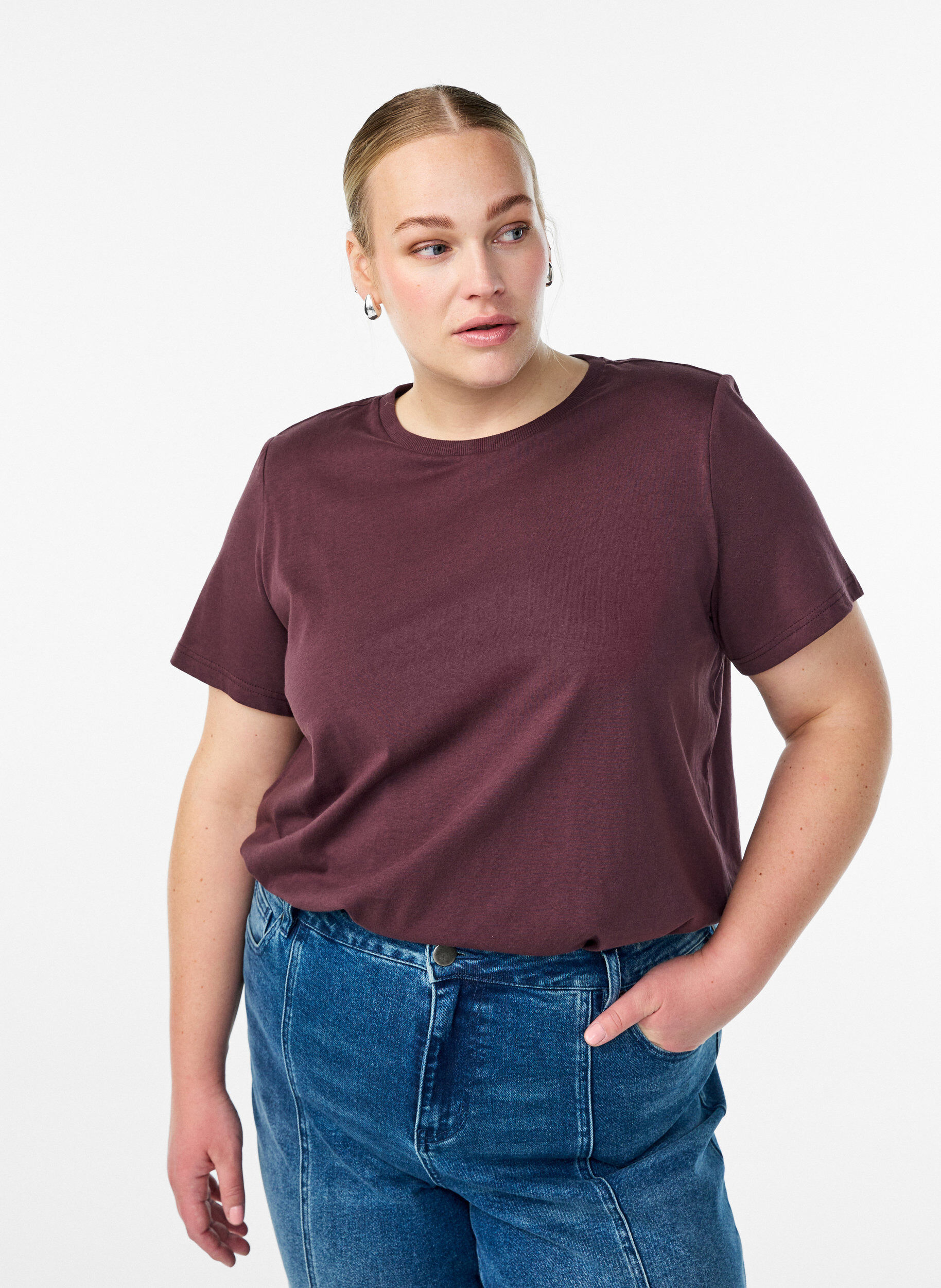 Basic-T-Shirt aus Baumwolle mit Schulterpolstern, Dunkles Bordeaux, Model