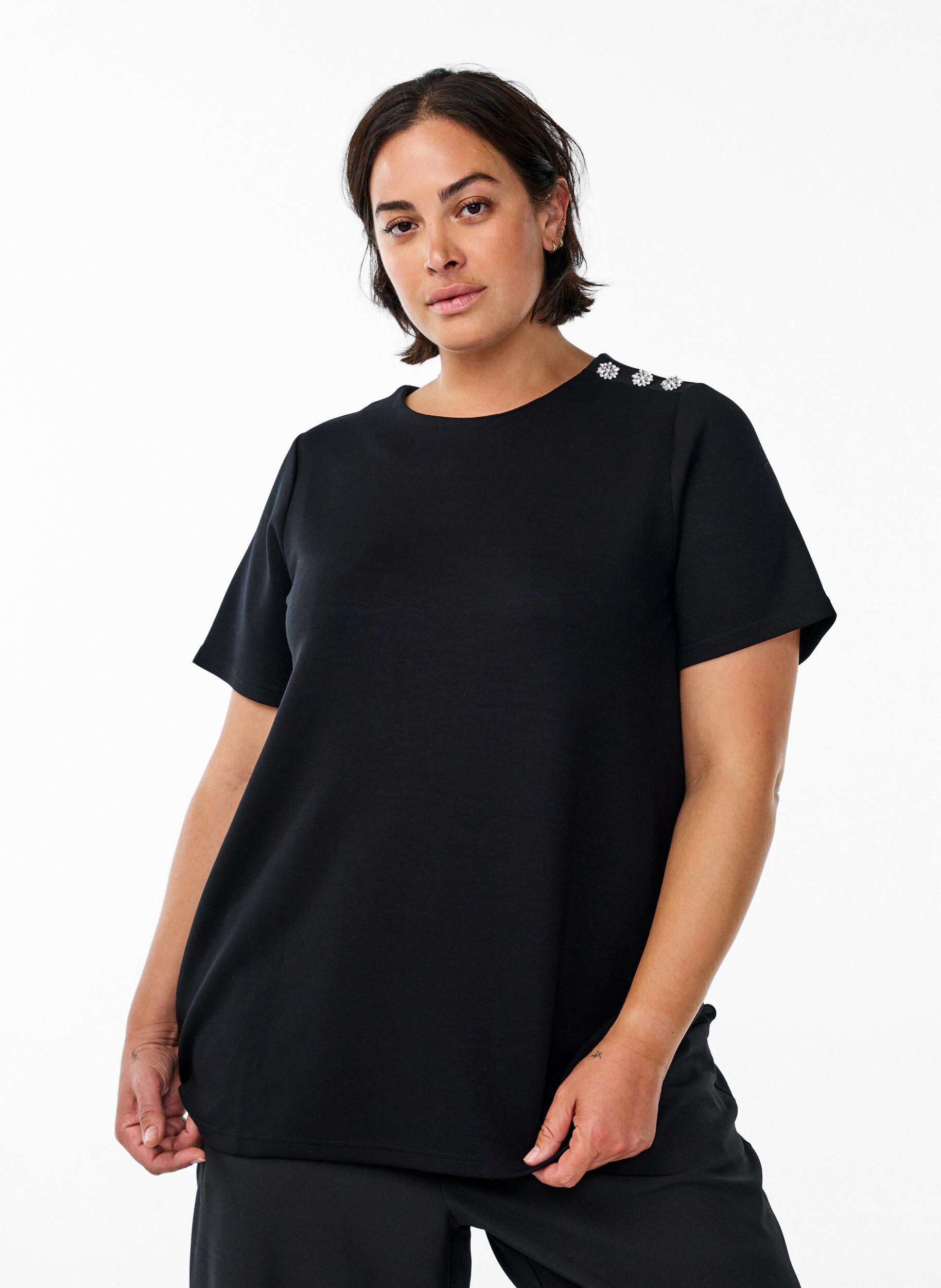 Kurz&auml;rmelige Bluse mit Knopfdetail, Schwarz, Model