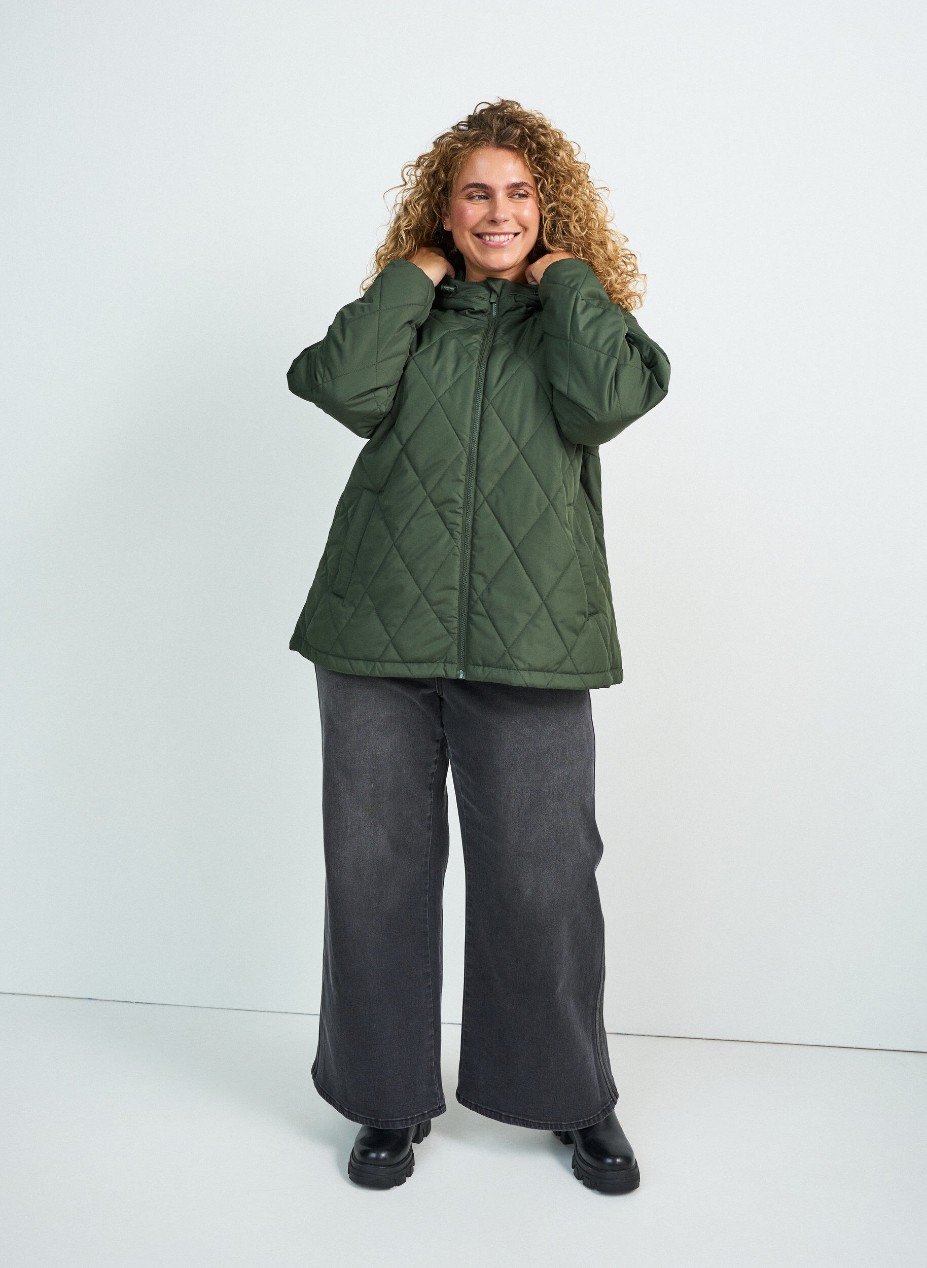 ZizziLeicht wattierte Jacke mit Rautensteppung, Gr&uuml;n, Model image number 1