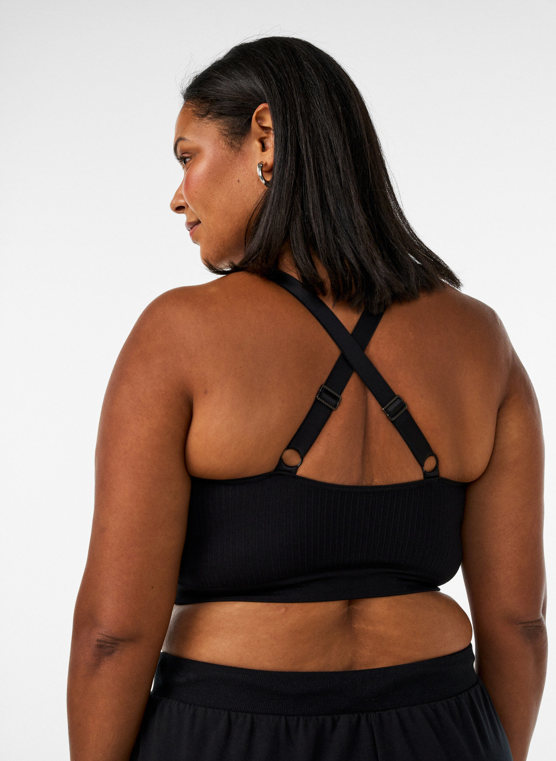 ZizziNahtloser gerippter Sport-BH, Schwarz, Model image number 2